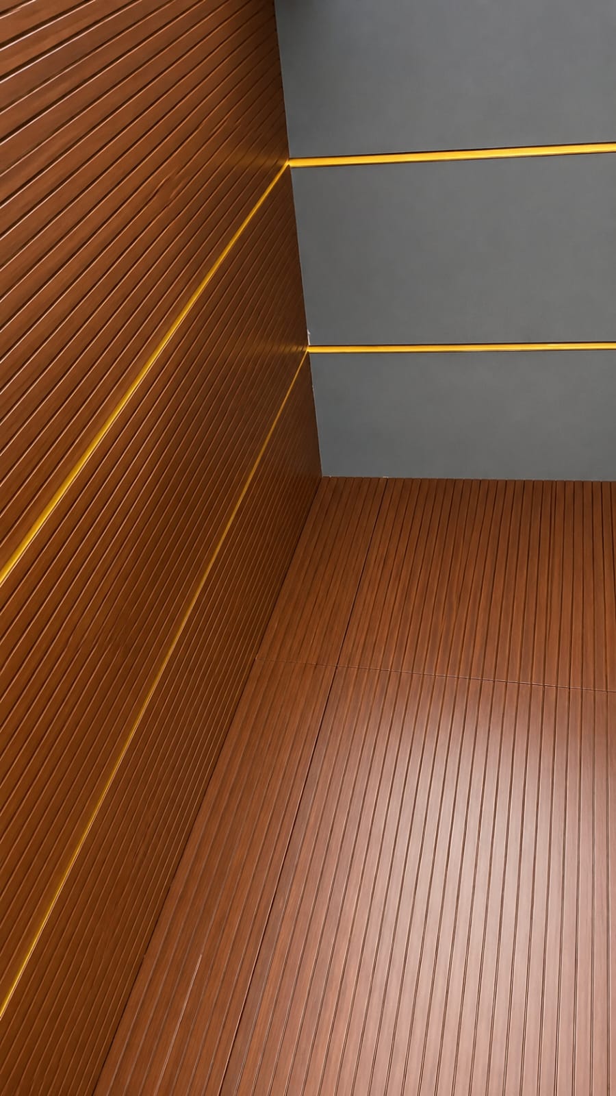 Painel ripado de madeira com fitas de LED integradas