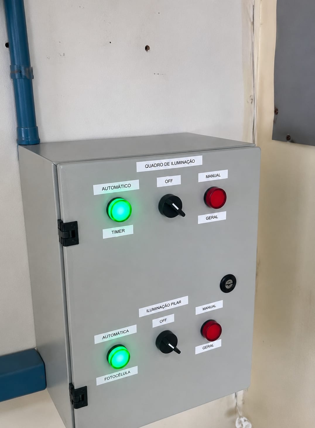 Quadro de distribuição e automação com botões e indicadores