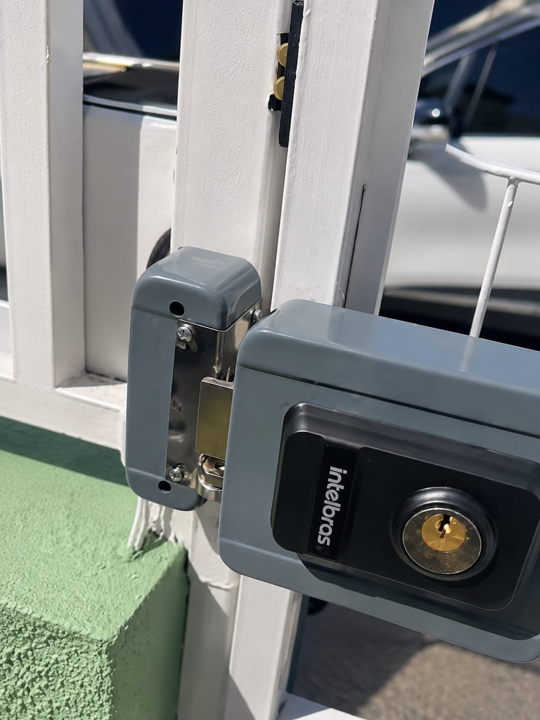 Instalação de fechadura eletrônica smart Intelbras em portão